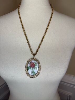 Sarah Coventry Gold-Tone Rose Portrait Pendant Necklace - Vintage Floral Locket